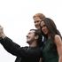 Royal Wedding, un selfie con Harry e Meghan: per le strade di Londra la coppia è di cartone