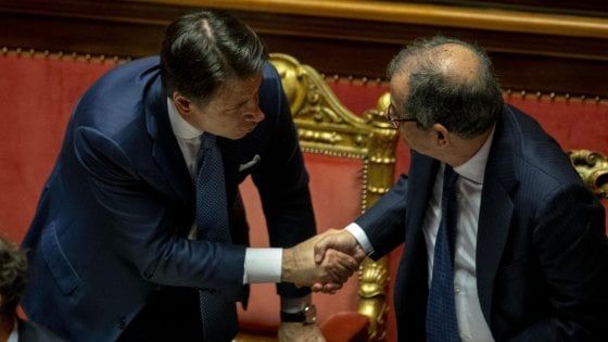 Manovra, Conte al Senato: "Con Ue negoziato politico, nessun arretramento". Di Maio e Salvini lo lasciano solo 