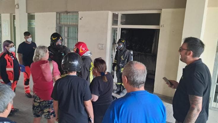 Vanno a fuoco i contatori e il vano scale in una palazzina popolare: paura a Nardò