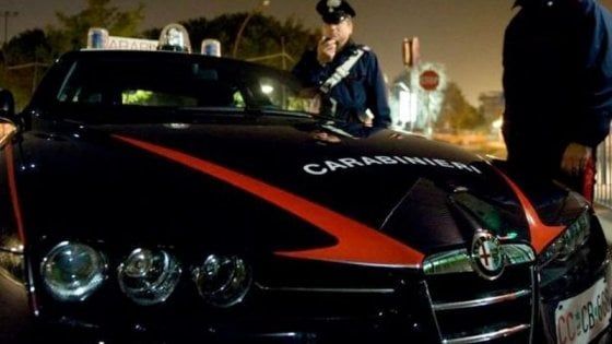 Strappa a morsi l'orecchio della fidanzata in un club scambisti: arrestato. "Che gli faranno, poverino?"
