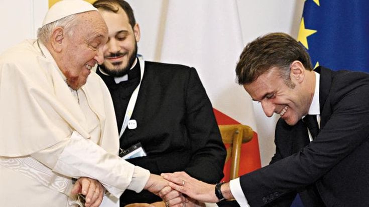 Macron vola dal Papa: prove di disgelo in Corsica dopo il caso Notre-Dame