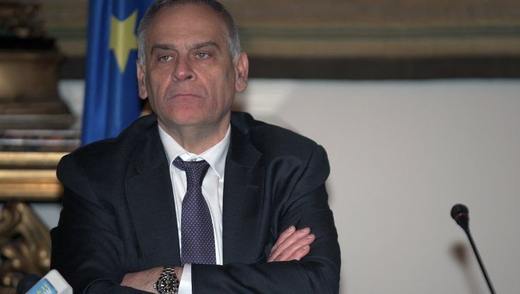 Scontri tra ultrà, Piantedosi: "Trasferte vietate ai tifosi di Roma e Napoli per due mesi"