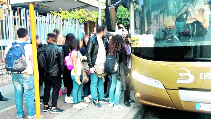 Il popolo dei bus verso i concorsoni: “In viaggio di notte per un posto fisso” 