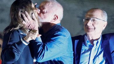 Elezioni in Brasile, il bacio di Lula alla moglie per festeggiare la vittoria
