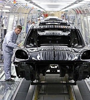 Porsche lancia la produzione di massa e assume 1.500 operai