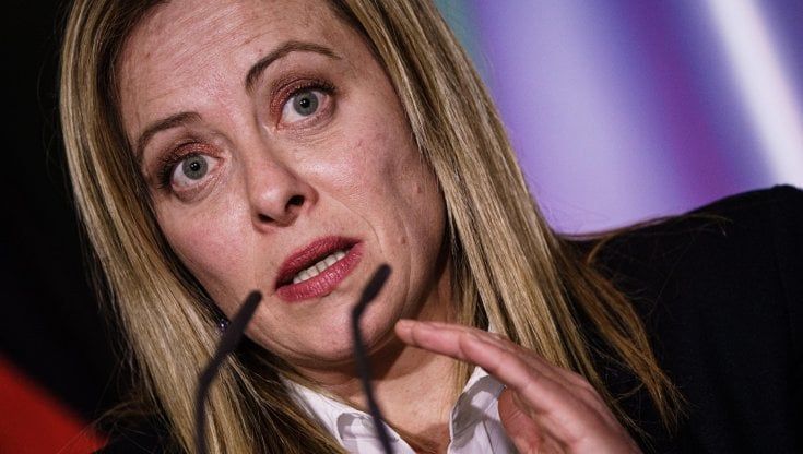 Meloni difende i suoi: "Nessun presupposto per le dimissioni di Donzelli e Delmastro". Invita FdI a moderare i toni, ma attacca il Pd