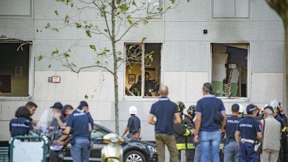 Esplosione in un appartamento, fortissimo boato a Milano: sei feriti, grave uno chef
