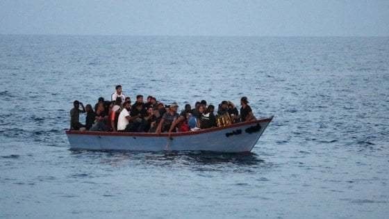 Migranti, a Lampedusa 27 sbarchi in 30 ore. Arrivi anche sulle coste Ioniche e in Sardegna