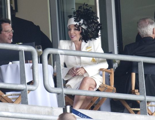 Joan Collins, il look della diva: stole, cappelli e spalline per la regina del glam&kitsch