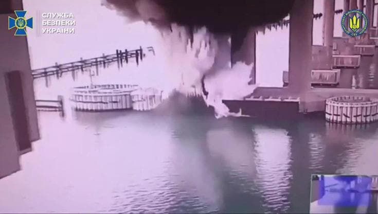 Gli 007 ucraini: “Colpito il ponte di Crimea con esplosivi sott’acqua”. Le immagini