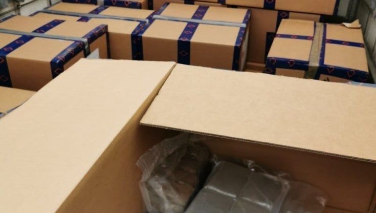 La polizia segue un furgone a Novoli e lo scopre pieno di hashish e marijuana