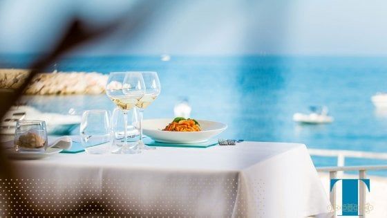 Il mare di Puglia a tavola, nei ristoranti che si specchiano nelle onde