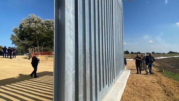 Grecia, il governo amplierà il muro anti-migranti al confine con la Turchia