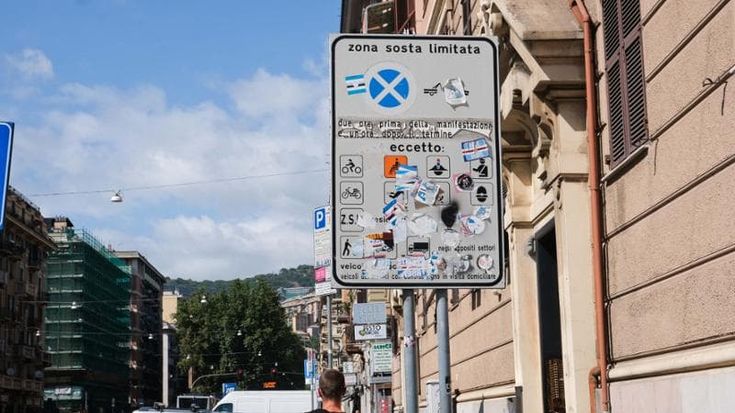 Il Comune di Genova alla battaglia degli adesivi: un milione per sostituire i cartelli