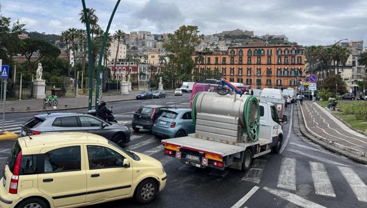 Giro d’Italia a Napoli, code e traffico in centro