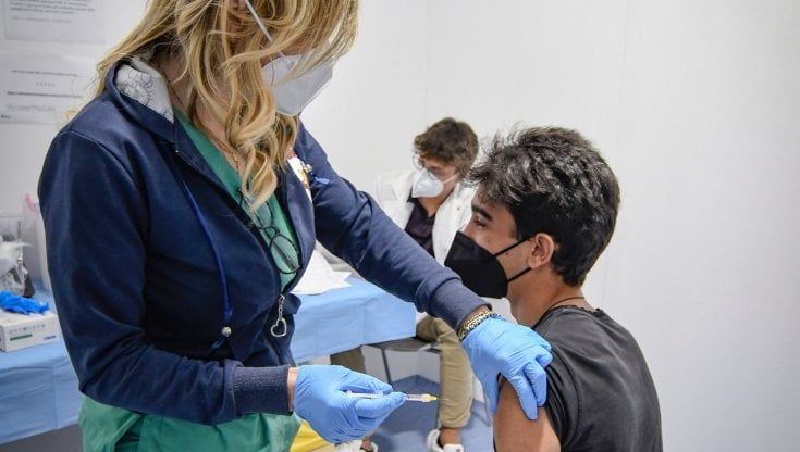 Vaccini, open day con Pfizer: al via le prenotazioni per gli over 16. Drive-in al Frullone per i non deambulanti
