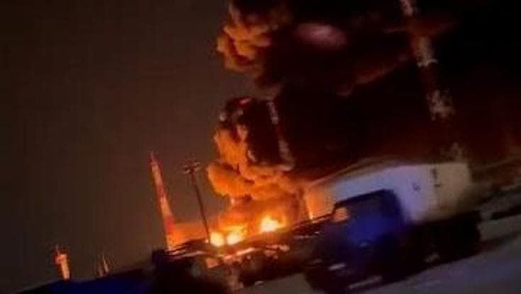 Russia, droni ucraini bombardano un deposito di carburante nella regione di Oryol