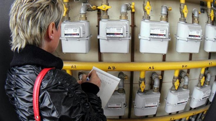 Riscaldamenti accesi da oggi nonostante il caldo: scatta l’allarme per il caro-bollette