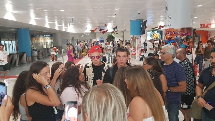 Benji&Fede, caccia al selfie in aeroporto