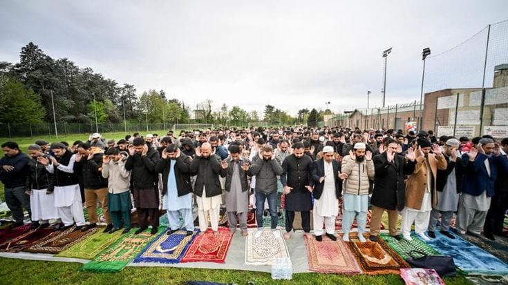 Turbigo la comunità islamica celebra la festa di fine Ramadan e il parroco legge ai fedeli la lettera di Delpini