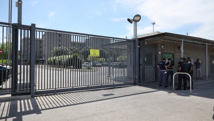 Violenze in carcere, il garante dei detenuti campano: "I pm hanno video più raccapriccianti". E la ministra Lamorgese: "Immagini che non avrei mai voluto vedere"