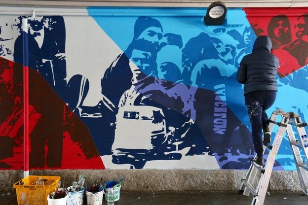 Un nuovo murale dedicato all'immigrazione, artisti al lavoro nel quartiere Ortica