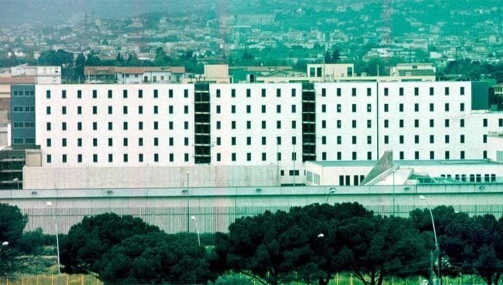 Consegna un cellulare a un detenuto, arrestato avvocato nel carcere di Pagliarelli