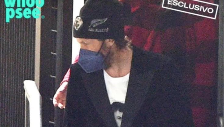 Sanremo 2022, Jovanotti avvistato in incognito: il cantautore coperto da mascherina e ombrelli