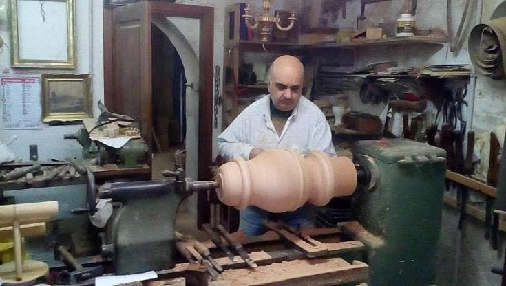 Palermo, l’ultimo tornitore del legno: “Un mestiere amato dai turisti, ma non dai nostri giovani”