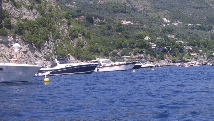 Punta Campanella, ormeggi e boe sostenibili per le barche in rada il campo ormeggio ecosostenibile