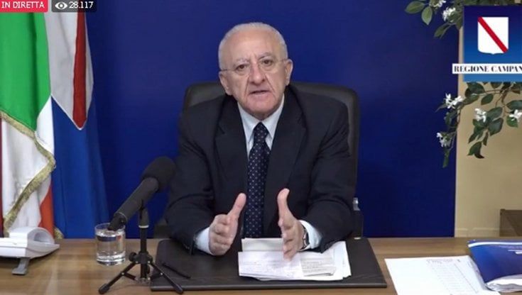 Campania in zona arancione e De Luca avverte: "Inevitabile, rischiamo la rossa". Sui vaccini è scontro con Zaia: "Basta con la propaganda sgangherata"