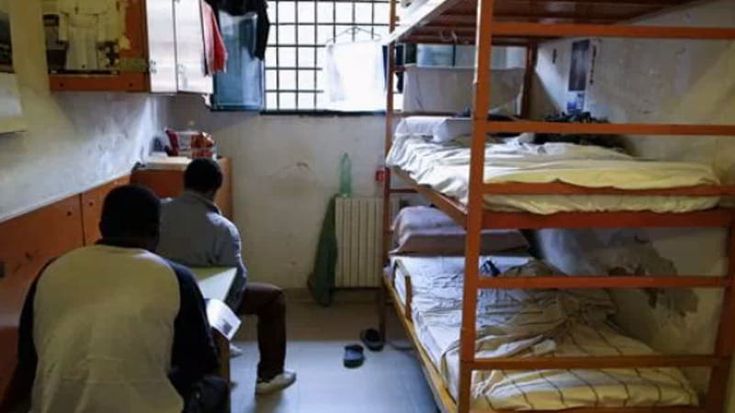 “Cani trattati meglio dei detenuti e sempre più suicidi”: l’allarme dei penalisti sulle carceri