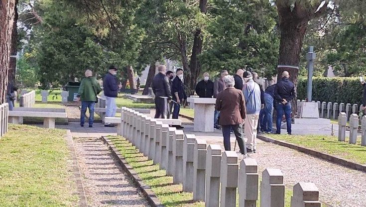 25 Aprile a Milano, militanti di estrema destra al Cimitero Maggiore per commemorare i caduti della Repubblica di Salò