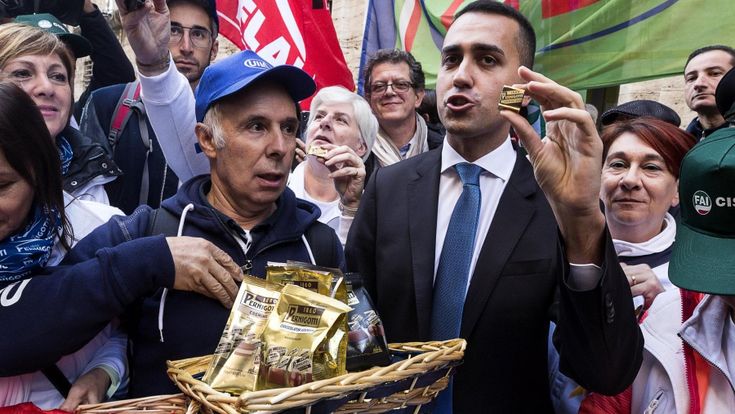 La paura di Di Maio che chiede aiuto ai nemici interni