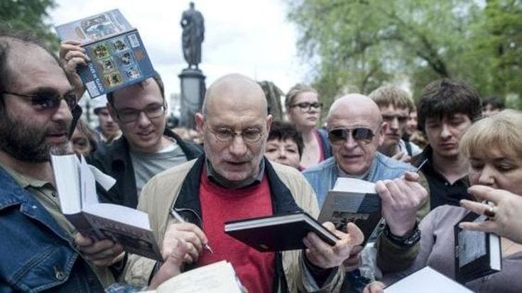 Lo scrittore Boris Akunin: “Un giorno il vento della libertà soffierà di nuovo sulla Russia”