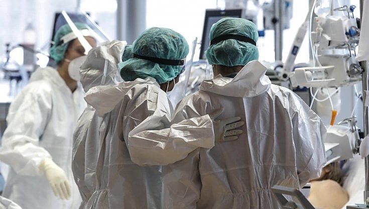 I medici: “Basta ipocrisie, solo l’obbligo di vaccinazione ci salverà dal Covid”