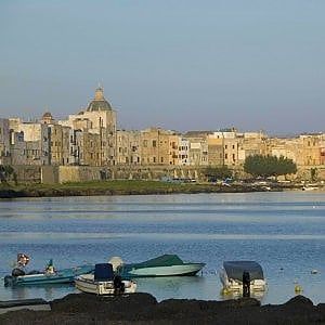 Trapani, sassi contro la banda musicale: feriti un uomo e due bambini