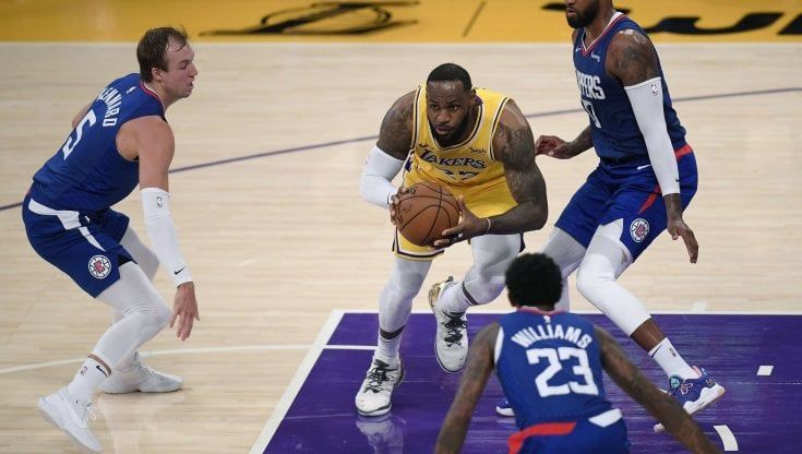 Basket, Nba: Lakers campioni ko al debutto, il primo derby è dei Clippers