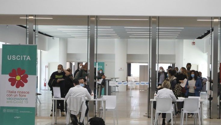 Covid: si riducono i contagi nel mondo. Il picco è alle spalle?