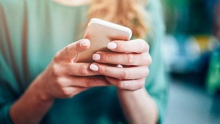 Sorpreso con una donna, dice alla moglie che è una stalker e la denuncia: il giudice lo smentisce