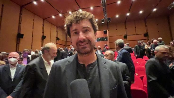 Siani sul tappeto rosso della Festa con gli operai della Whirlpool