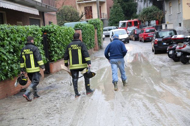 Maltempo, strada e cantine allagate in via del Genio