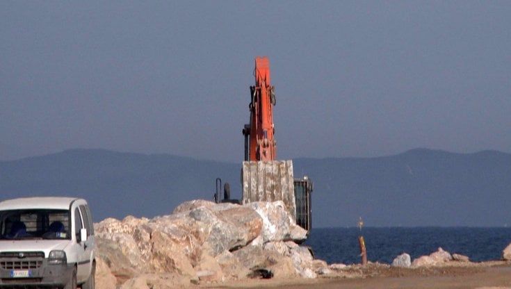 Piombino, Giani sul rigassificatore: "Il sindaco sa dire solo no". E lui: "Si dimetta da commissario"