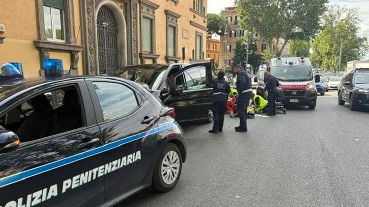 Piazza Trilussa, incidente scooter-Ncc: il centauro soccorso dalla polizia penitenziaria