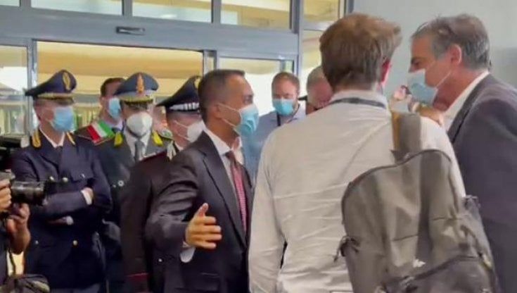 Atterra a Fiumicino l'ultimo volo del ponte aereo da Kabul. Di Maio al console Claudi: "Grazie, hai onorato il Paese"