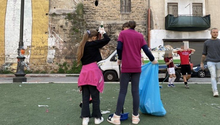 I bambini di Ballarò puliscono il campetto di calcio mai realizzato