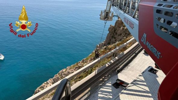 Scavalca il guardrail a Capo Noli per recuperare un oggetto, ma resta bloccato