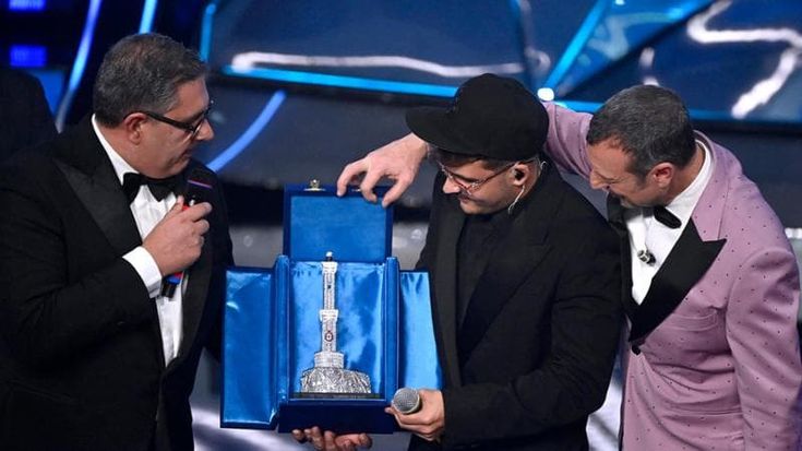Geolier e i fischi a Sanremo: “Difficile esibirsi così, con la gente che andava via. Non ho vinto io, ma il rap. Angelina Mango mi ha emozionato”
