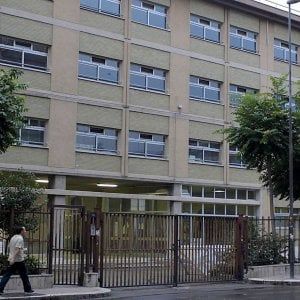 Bari, blitz nell'istituto scolastico Panetti: entrano in quattro, picchiato il vicepreside