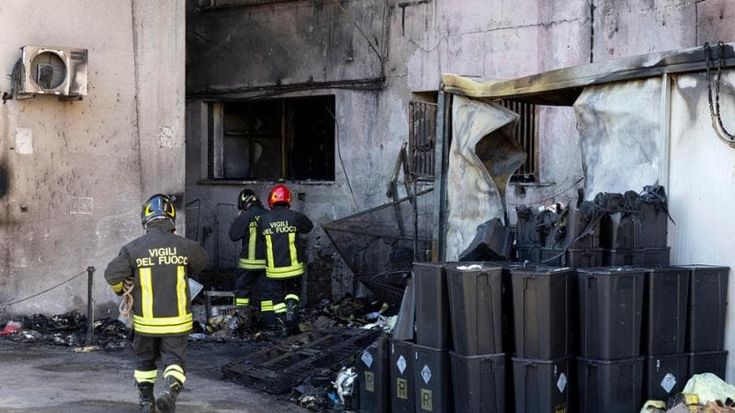 Tivoli, l’inferno nell’ospedale in fiamme: “Fate presto, salviamo i bambini”. Tre anziani morti